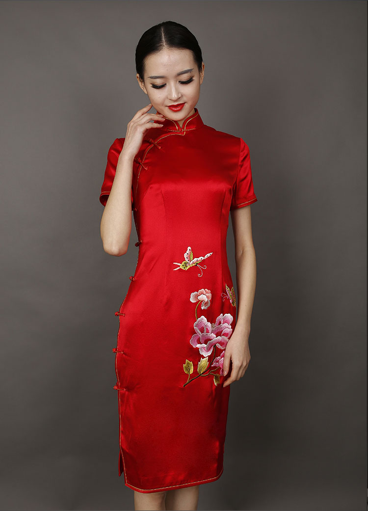Red silk embroidery short cheongsam Red silk embroidery short cheongsam