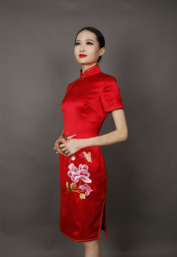 Red silk embroidery short cheongsam Red silk embroidery short cheongsam