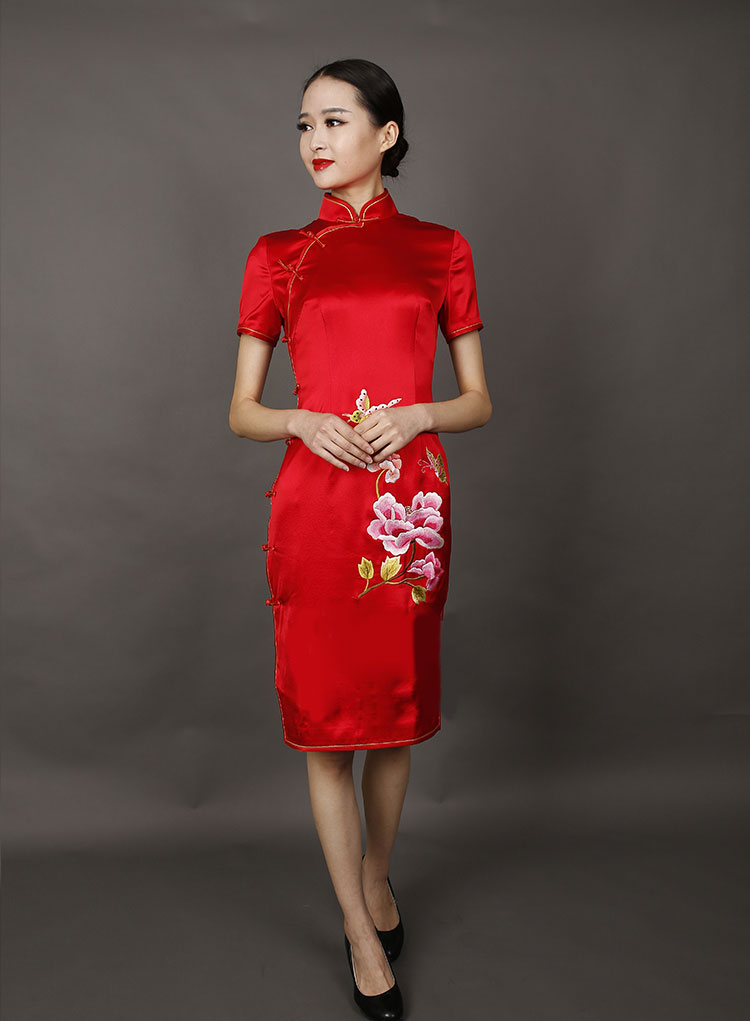 Red silk embroidery short cheongsam Red silk embroidery short cheongsam