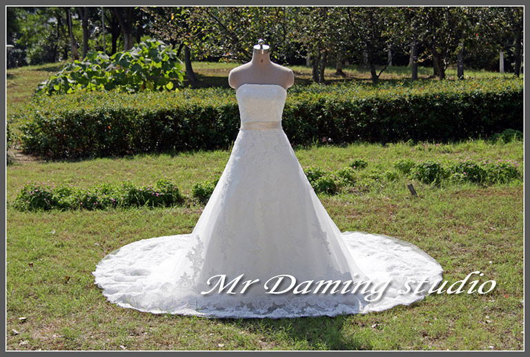 Low-cut wedding dress Low-cut wedding dress